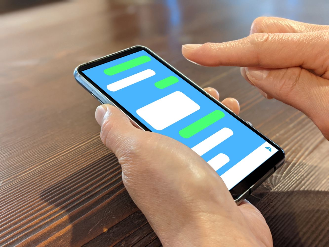 スマホで手軽にLINE相談している様子